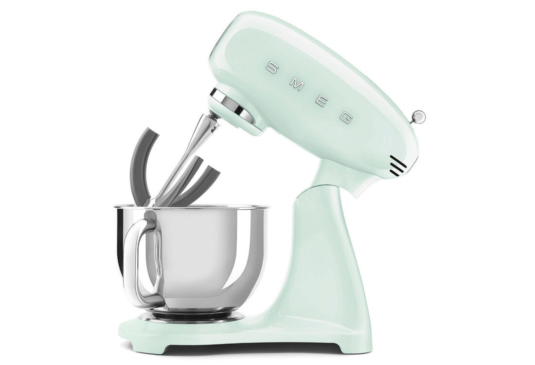 Robot kuchenny planetarny SMEG 50's Style SMF03PGEU 800W Intuicyjna obsługa Podnoszenie korpusu za pomocą jednego przycisku łatwy dostęp do portu akcesoriów z przodu