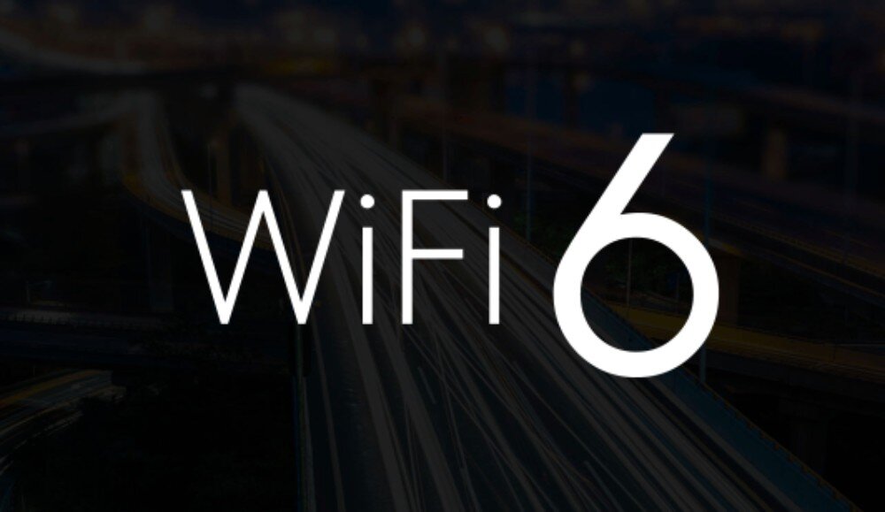 Punkt dostępu NETGEAR WAX610Y Biały napis WiFi 6 na ciemnym, rozmytym tle przedstawiającym rozbudowany węzeł drogowy z wiaduktami nocą, standard, pasma, łączność