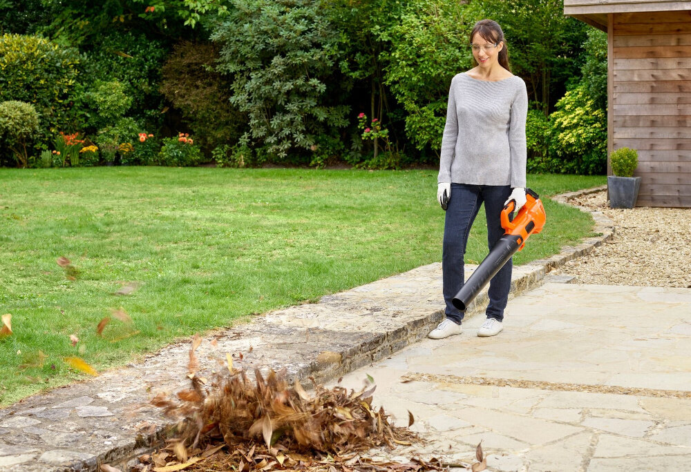 Dmuchawa do liści BLACK&DECKER BCBL200B-XJ akumulatorowa porzadki sprzatanie mobilnosc kontrola