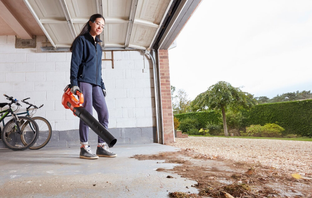 Dmuchawa do liści BLACK&DECKER BCBL200B-XJ akumulatorowa efektywna mobilna latwa w obsludze