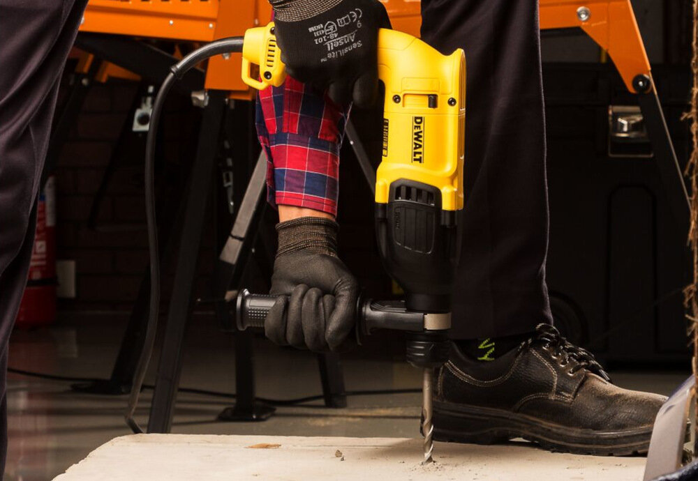 Młotowiertarka DEWALT D25033 wiercenie pod kotwy mocowania w betonie cegle w drewnie ceramice metalu wszechstronne narzedzie w warunkach domowych w profesjonalnych warsztatach zaokraglona konstrukcja