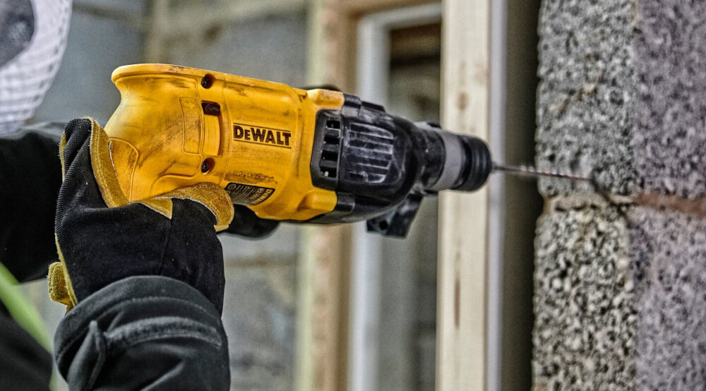Młotowiertarka DEWALT D25033 silnik szczotkowy elektryczny moc 710 W prędkość obrotowa do 1550 obr/min duży mechanizm pneumatyczny