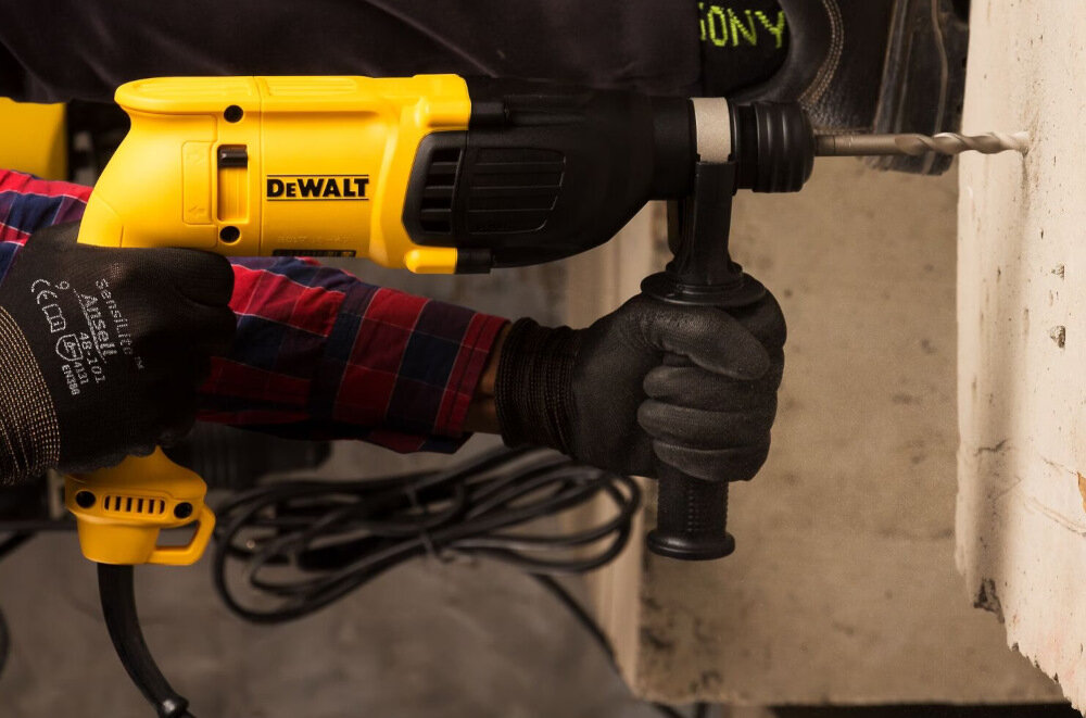 Młotowiertarka DEWALT D25033 uchwyt typu SDS-Plus konstrukcja szczelin wylotowych powietrza