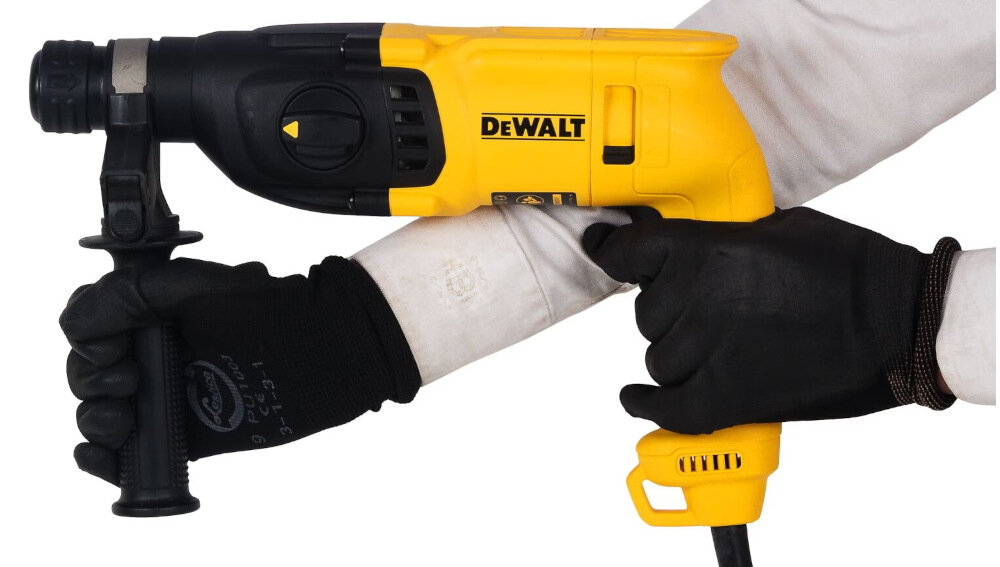 Młotowiertarka DEWALT D25033 pełna kontrola solidny uchwyt antypoślizgowy materiał doskonałe wyważenie wielopozycyjna rękojeść dodatkowa precyzja bezpieczeństwo pracy
