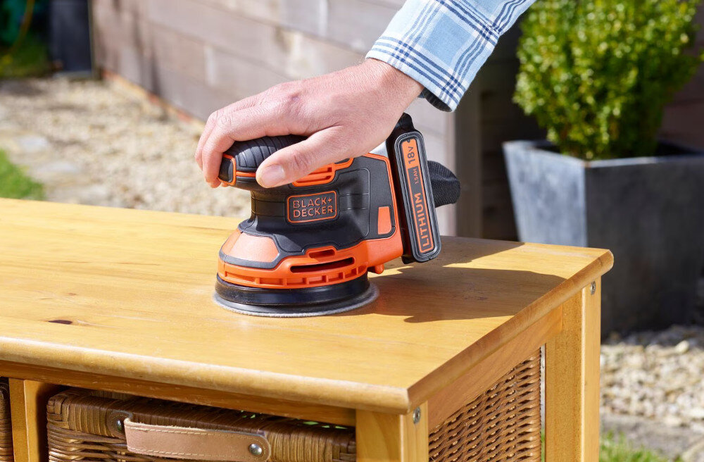 Szlifierka mimośrodowa BLACK&DECKER BDCROS18-QW do szybkiego usuwania materiału z płaskich i zaokrąglonych powierzchni do przygotowania podłoża przed nałożeniem farby ruch oscylacyjna i obrotowy stopy do obróbki drewna metali i tworzyw sztucznych