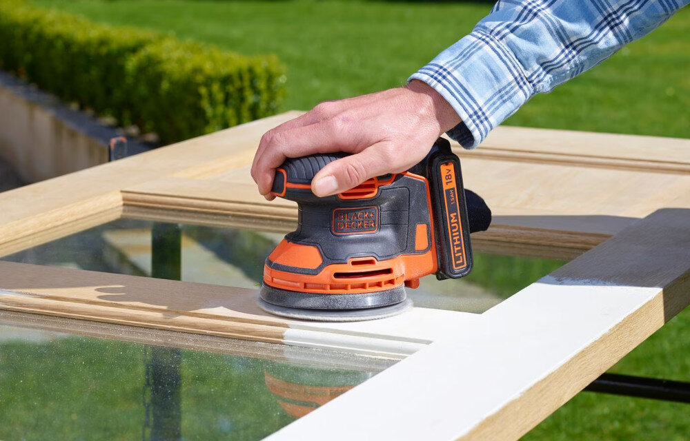 Szlifierka mimośrodowa BLACK&DECKER BDCROS18-QW idealny ruch szlifierski rzep dla łatwiejszej instalacji średnica oscylacyjna 1,3 mm włącznik/wyłącznik komfort bezpieczeństwo