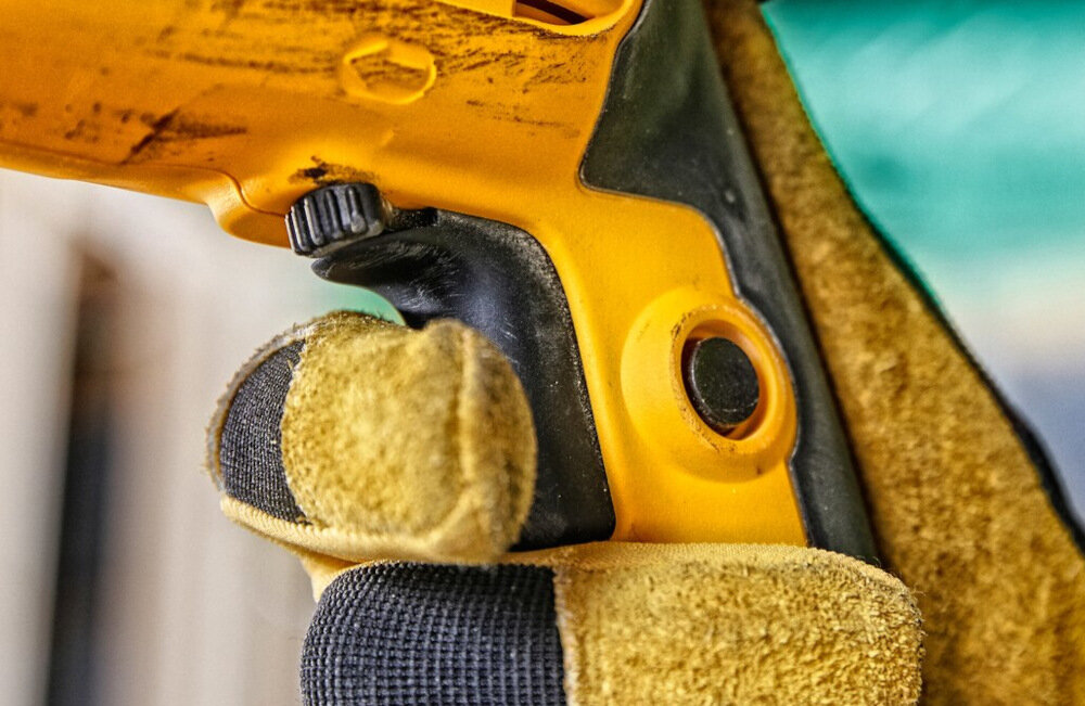 Wiertarka udarowa DEWALT DWD024K-QS powolny rozruch czuły przełącznik kierunku rotacji funkcja blokady włącznika praca ze stałą prędkością