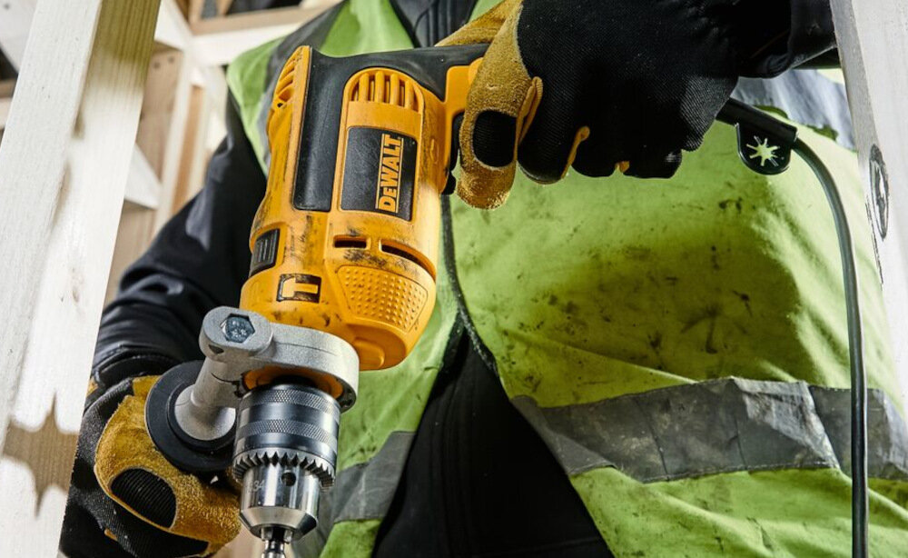 Wiertarka udarowa DEWALT DWD024K-QS solidny uchwyt kompaktowa konstrukcja do użytkowania w warunkach domowych do zastosowania w profesjonalnych i przemysłowych warsztatach ergonomiczna rękojeść główna rękojeść dodatkowa okładzina antypoślizgowa