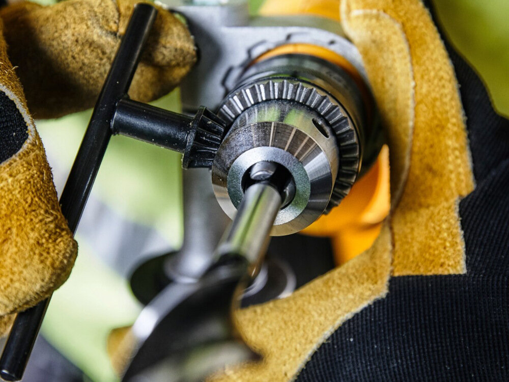 Wiertarka udarowa DEWALT DWD024K-QS do mocowania osprzętu za pomocą zębatego uchwytu wiertarskiego w zakresie 0-13 mm