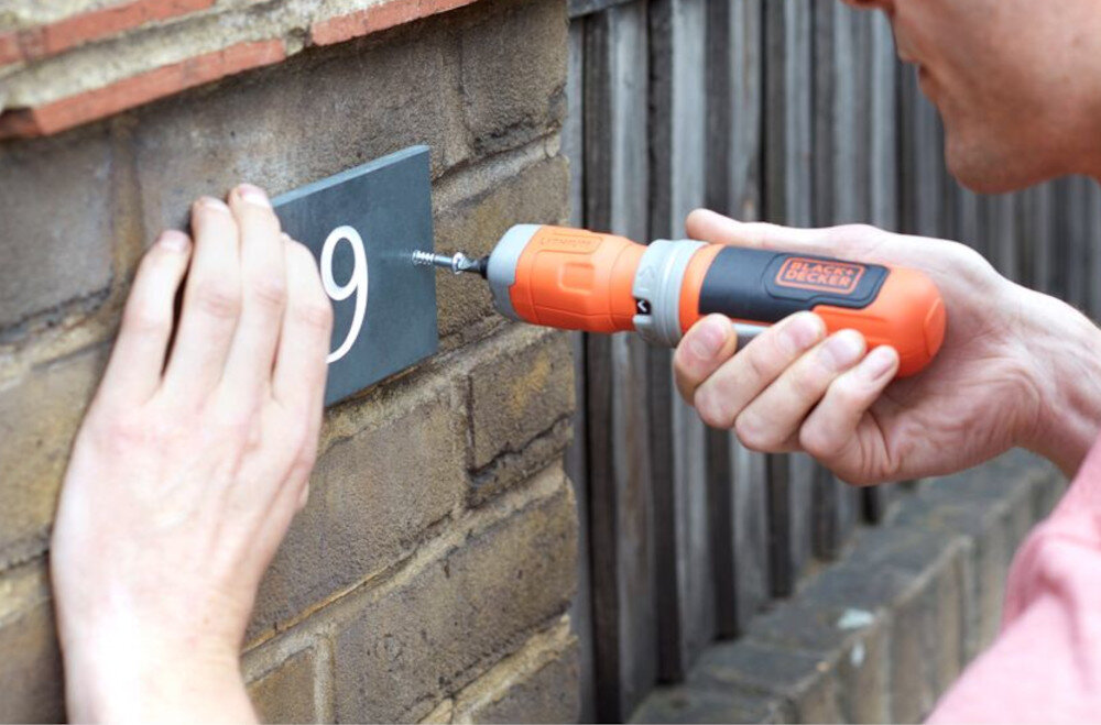 Wkrętak akumulatorowy BLACK&DECKER BCF603C-QW solidny uchwyt rękojeść powleczona antypoślizgowym materiałem kompaktowa i ergonomiczna konstrukcja