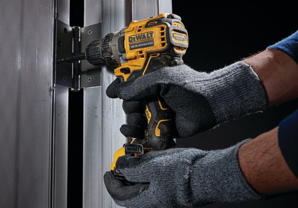 Zestaw Combo DEWALT DCK212D2T-QW 2-biegowa przekładnia pierwszy bieg w zakresie od 0 do 425 obr/min drugi od 0 do 1500 obr/min maksymalny moment obrotowy do 57,5 Nm