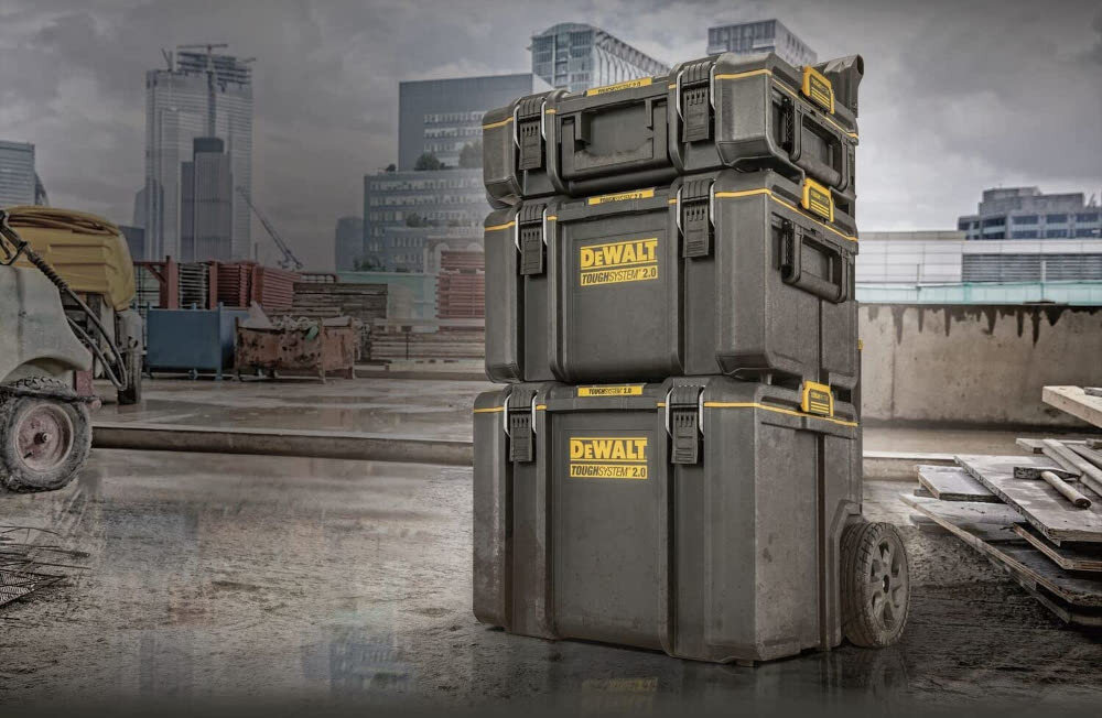 Zestaw skrzynek DEWALT Toughsystem 2.0 DWST83401-1 (3 szt.) plac budowy chodnik w tle miasto skrzynki ustawione jedna na drugiej porządek transport funkcjonalny zestaw