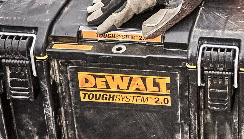 Zestaw skrzynek DEWALT Toughsystem 2.0 DWST83401-1 (3 szt.) zbliżenie na otwór na kłódkę w jednej ze skrzynek otwory umożliwiający założenie kłódki bezpieczeństwo przechowywanych narzędzi ochrona przed dostępem osób trzecich