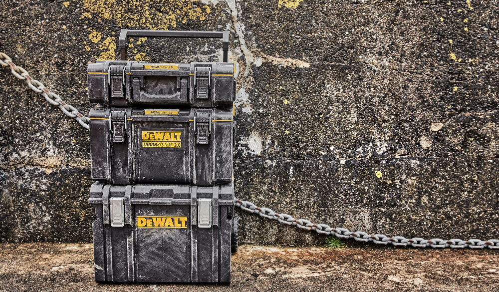 Zestaw skrzynek DEWALT Toughsystem 2.0 DWST83401-1 (3 szt.) betonowa ściana łańcuch skrzynki ustawione jedna na drugiej pojemność skrzynki DEWALT DS400 do 55 litrów pojemność skrzynki DS300 do 39 litrów pojemność skrzynki DEWALT DS166 do 19,3 litrów efektywność komfort