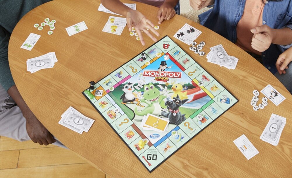 Gra planszowa HASBRO Monopoly Junior pionki plansza elementy zasady zabawa rodzina wieczór przyjaciele rozrywka