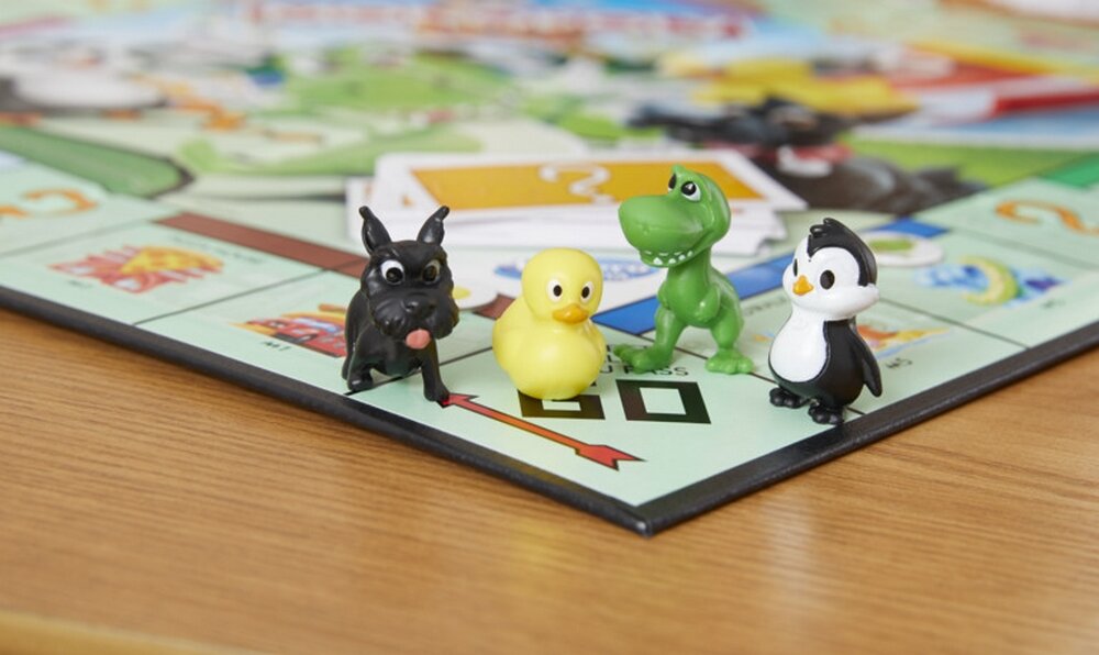 Gra planszowa HASBRO Monopoly Junior pionki plansza elementy zasady zabawa rodzina wieczór przyjaciele rozrywka