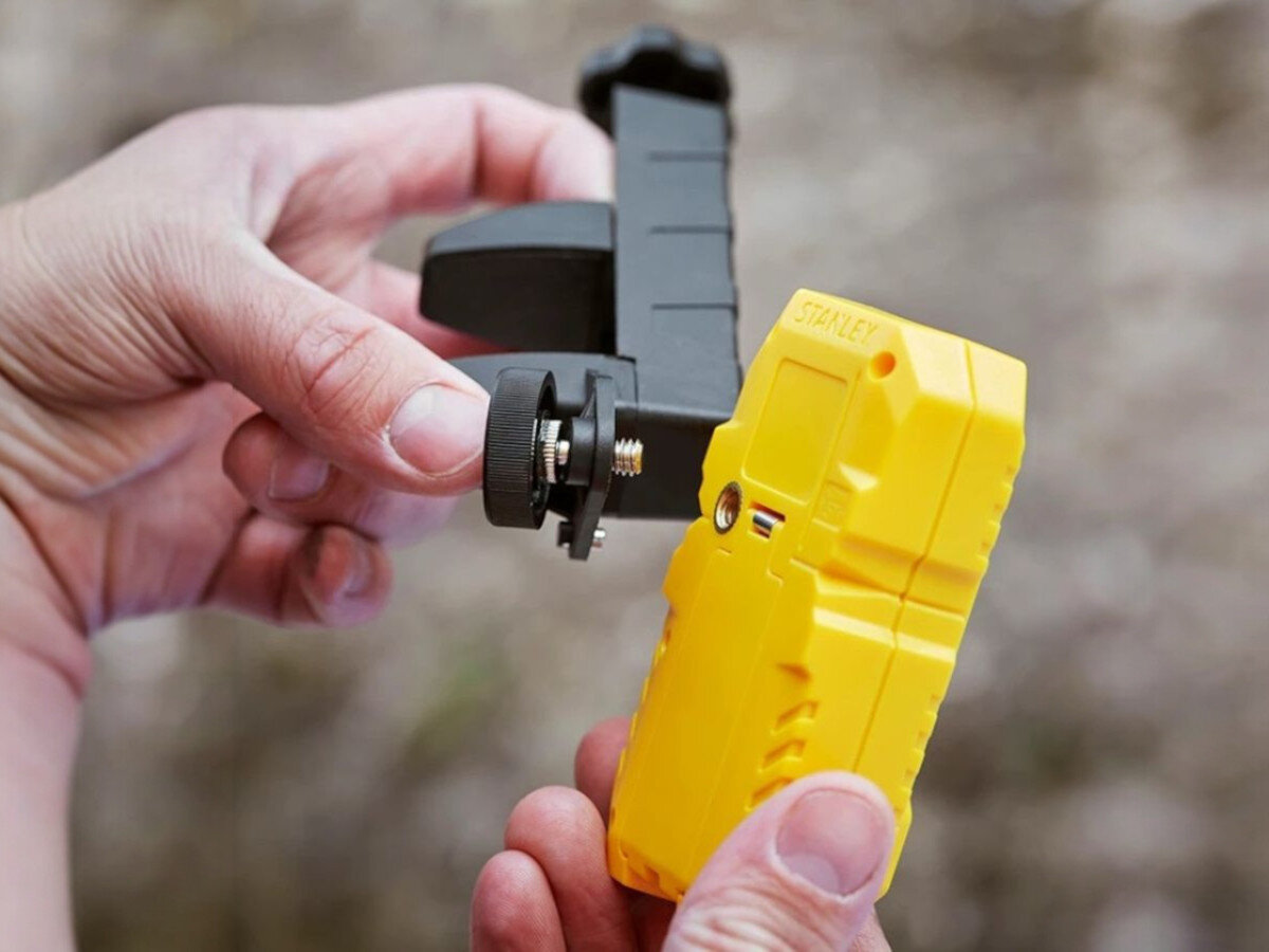 Laser rotacyjny STANLEY STHT77616-0, baterie, temperatura, zakres, zmiana, Przykręcanie odbiornika laserowego Stanley do czarnego uchwytu mocującego.