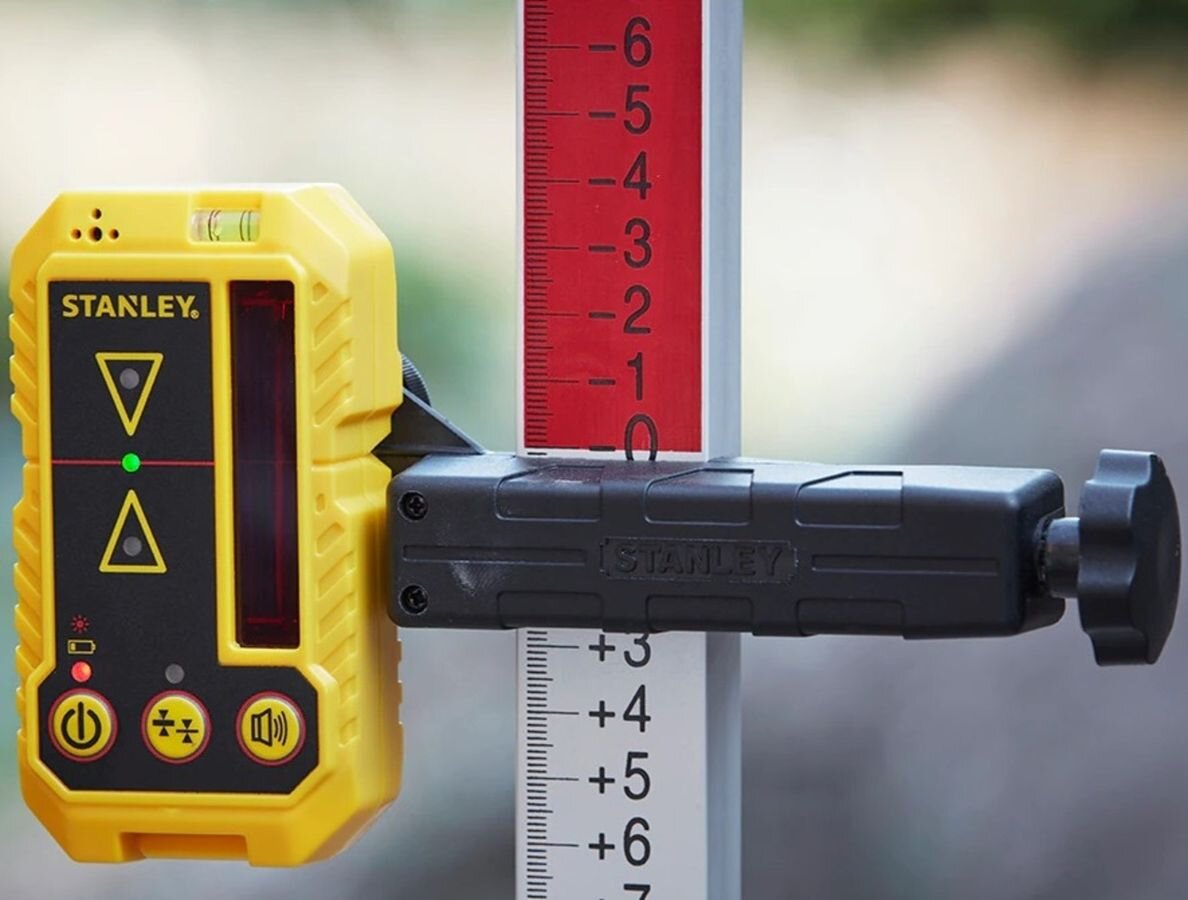 Laser rotacyjny STANLEY STHT77616-0, libella, laser, obsługa, ergonomia, Odbiornik laserowy Stanley zamontowany na łacie niwelacyjnej z podziałką.
