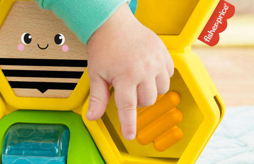 FISHER-PRICE-PSZCZOLKA-GJW27 elementy aktywizujące obrotowy wałeczek klapka klekotki zręczność koordynacja ręka oko różne materiały drewno metalowy dzwoneczek skrzydełka czułki