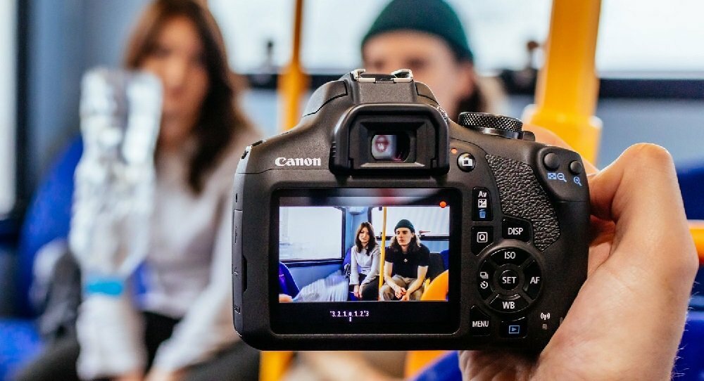 Aparat CANON EOS 2000D zasilanie ostrość filmy nagrywanie obudowa rozdzielczość AF zdjęcia matryca obiektyw