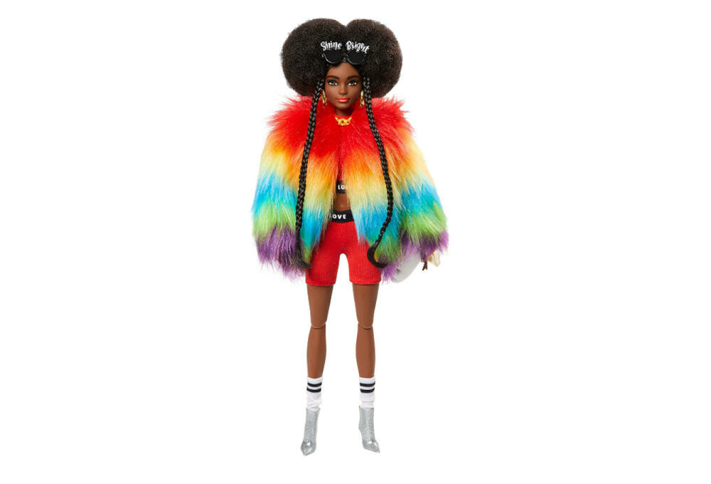 MATTEL-BARBIE-EXTRA-MODA barbie ciemnoskóra afro fryzura warkoczyki sportowe spodenki koszulka futerko białe skarpetki wysokie kozaczki