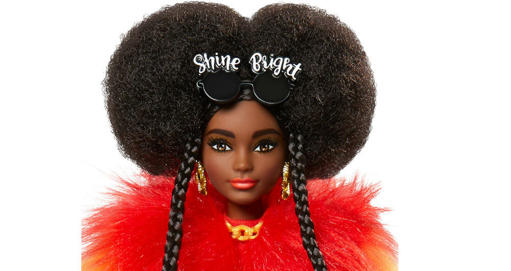 MATTEL-BARBIE-EXTRA-MODA idealny makijaż podkreślone oko pomalowane usta kolczyki okulary