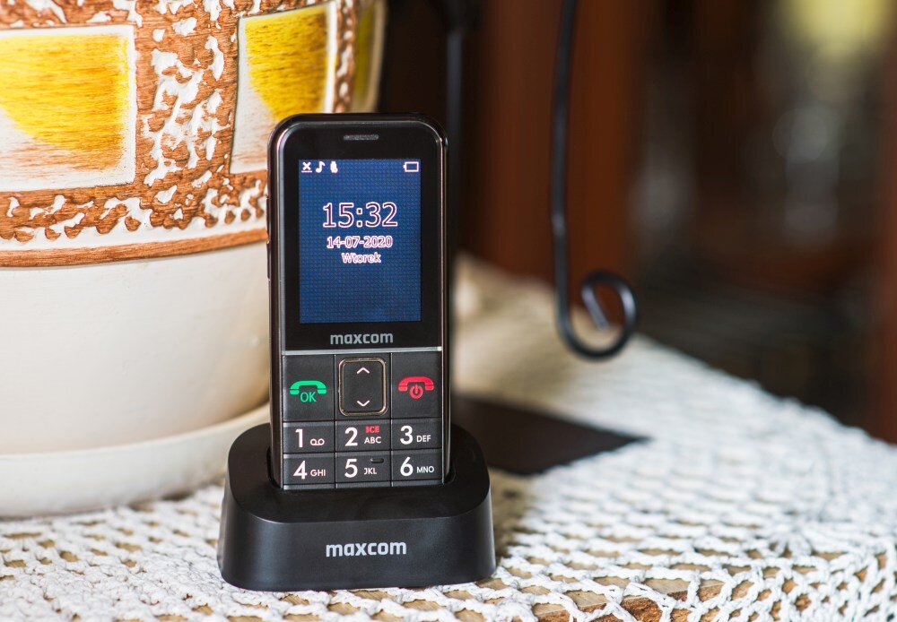 Telefon MAXCOM Comfort MM735 Czarny + opaska SOS telefon podstawka ładowarka wygoda bezpieczeństwo wygoda przyciski latarka kontrast