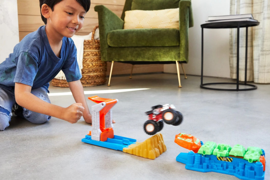 Wyrzutnia Hot Wheels Monster Trucks Kaskaderskie lądowanie GVK08 zabawa wystrzelanie tłuczenie roznijanie skala