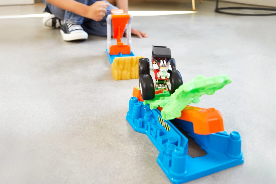 Wyrzutnia Hot Wheels Monster Trucks Kaskaderskie lądowanie GVK08 kaskaderzy zmiażdżone powietrze monster truck samochody