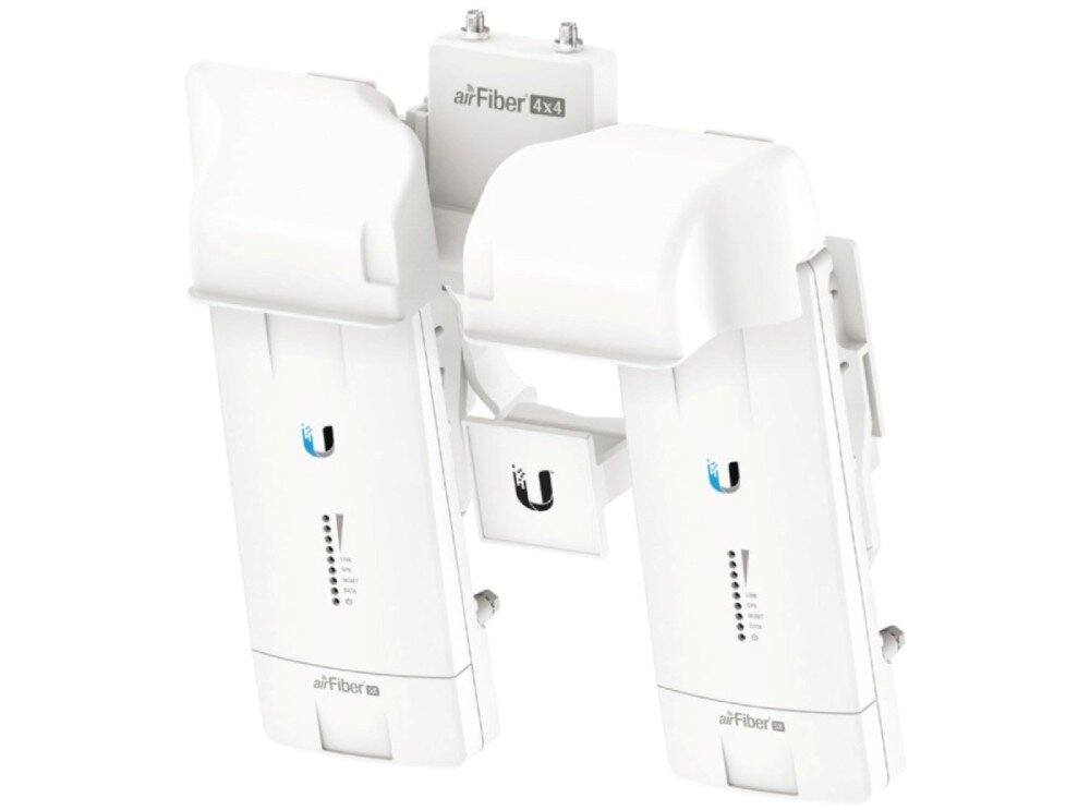 Multiplexer UBIQUITI AF-MPX4 Dwa białe urządzenia radiowe zamontowane obok siebie w specjalnym adapterze z napisem airFiber 4x4 i widocznymi portami u dołu