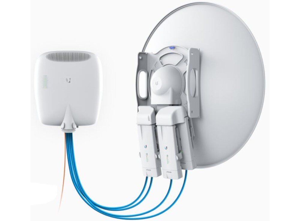 Multiplexer UBIQUITI AF-MPX4 Biała antena talerzowa z zamontowanymi z tyłu dwoma pionowymi modułami radiowymi połączonymi wiązką niebieskich kabli z białym urządzeniem zasilającym