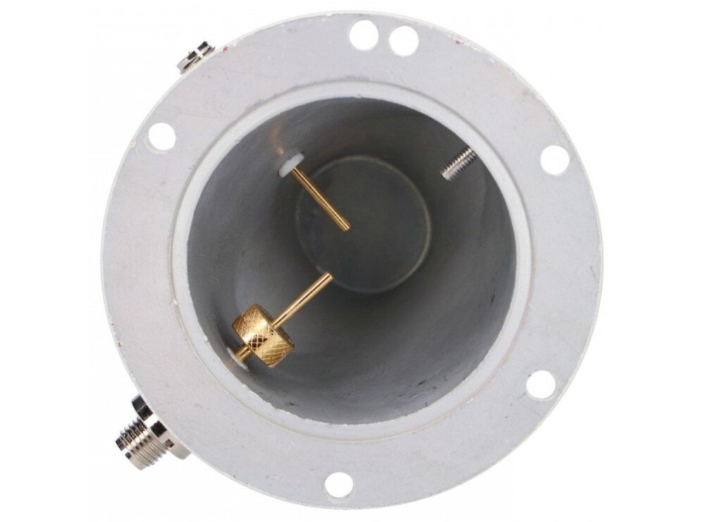 Konwenter UBIQUITI AF-5G-OMT-S45 Wnętrze cylindrycznej, metalowej obudowy widoczne od strony kołnierza montażowego z otworami na śruby, w środku której znajdują się dwa metalowe bolce, w tym jeden z mosiężnym elementem regulacyjnym