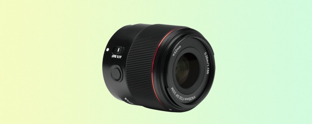  Baner 'Obiektyw Yongnuo YN 35 mm f/2,0 DF' z obiektywem w dwóch ujęciach: z widocznymi stykami oraz stojący pionowo