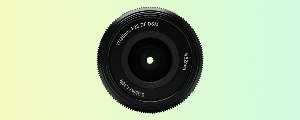 Obiektyw Yongnuo YN 35 mm f/2,0 DF DSM do Sony E od strony przedniej soczewki z widocznymi listkami przysłony