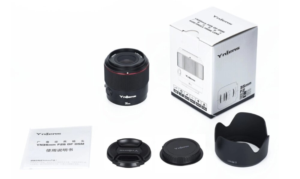 Zdjęcie zestawu, widoczny obiektyw Yongnuo YN 35 mm f/2,0 DF DSM do Sony E, dekielki, opakowanie