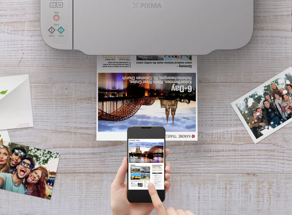 Urządzenie wielofunkcyjne CANON TS3451 Druk w kolorze, Wi-Fi urządzenie wśród różnych zdjęć ręka z telefonem Easy-PhotoPrint Editor projektowanie baza gotowych szablonów nadanie wydrukom osobistego charakteru