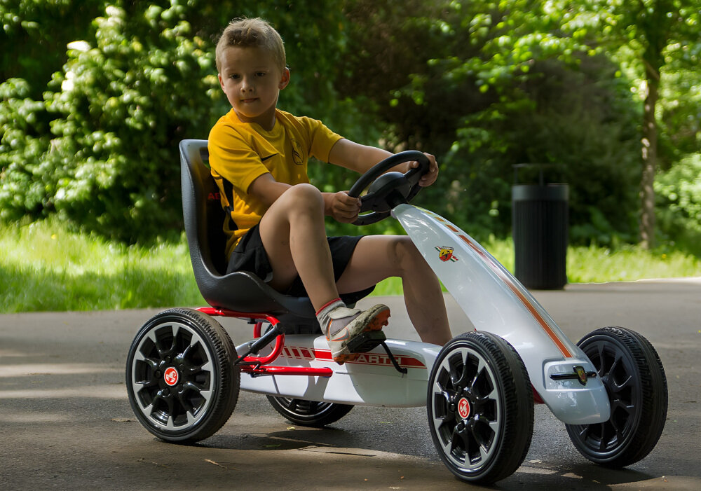 Gokart na pedały MILLY MALLY Abarth Czarny konstrucja metalowa lekka obudowa z tworzywa sztucznego wytrzymały bezpieczny spełnia europejskie standardy bezpieczeństwa