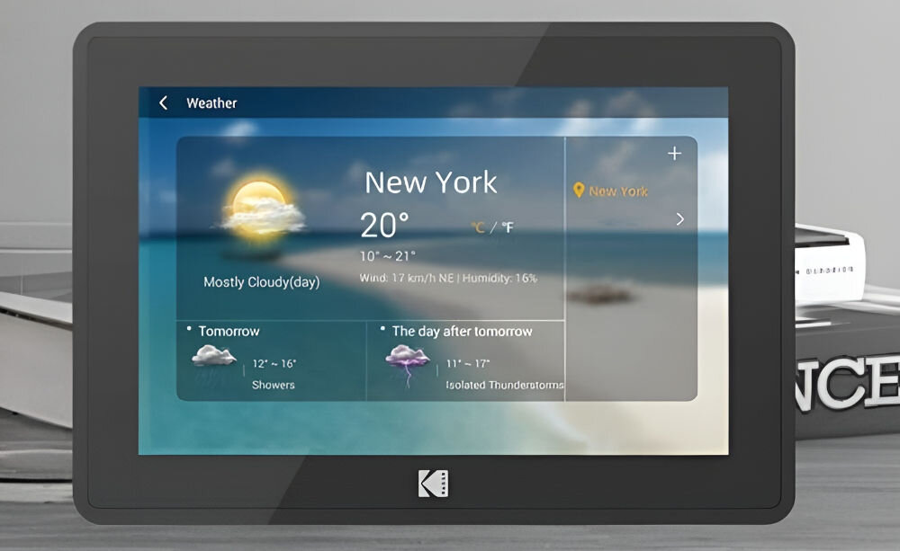 Ramka cyfrowa KODAK RCF-106 Biały prezentacja ramki z włączoną stacją pogodową szare tło z książkami praktyczny organizer dnia stacja pogody temepratura zegar budzik kalendarz synchronizowany przez Wi-Fi domowe centrum informacji