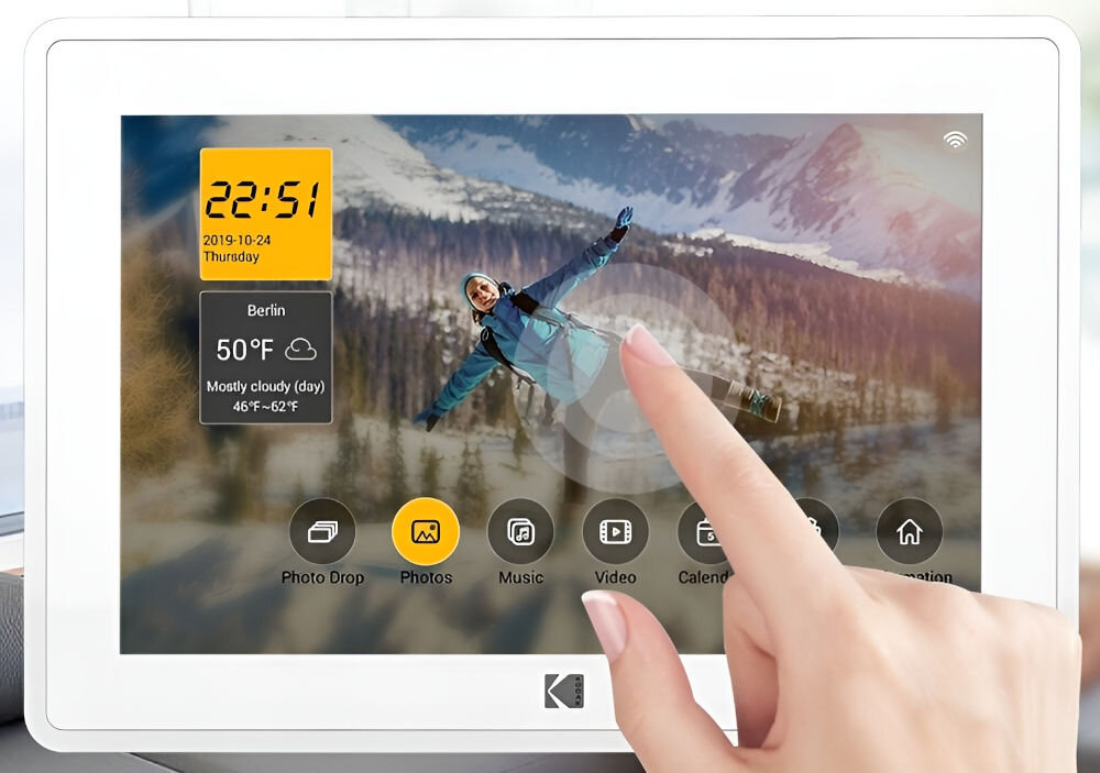 Ramka cyfrowa KODAK RCF-106 Biały prezentacja włączonej ramki na ekranie godzina pogoda zdjęcie oraz dostępne opcje palec dotykający ramkę regulacja jasności wybieranie efektów ustawienia programowanie godzin pracy urządzenia oszczędność energii
