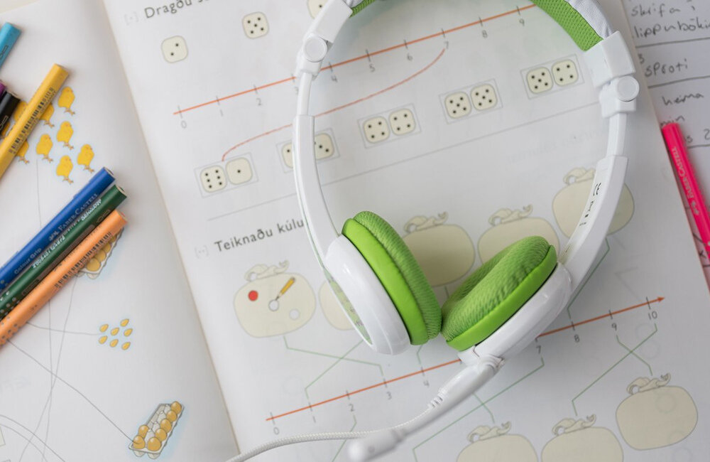 SŁUCHAWKI BUDDYPHONE SCHOOL+ DLA DZIECI 3+ 85 DB Z MIKROFONEM ŻÓŁTE prowadzenie rozmów rożnorodność urządzeń