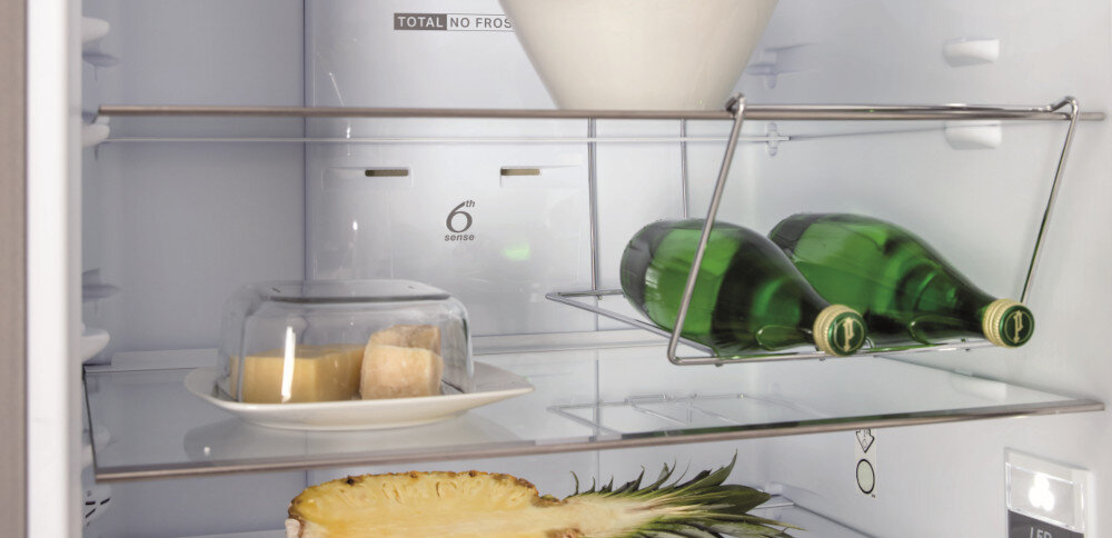 LODÓWKA WHIRLPOOL WB70E 973 X stojak butelki dodatkowe miejsce bezpieczne przechowywanie