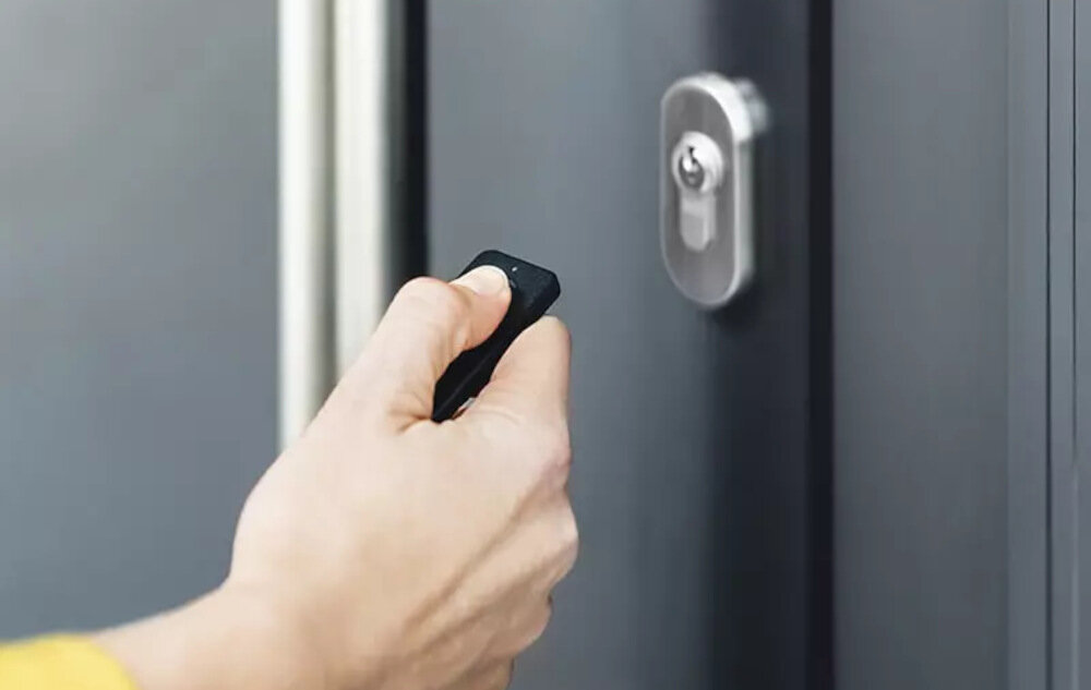 Pilot zdalnego sterowania NUKI Fob jednym kliknięciem otworzysz lub zamkniesz drzwi zasilany jest bateryjnie do 100 inteligentnych zamków