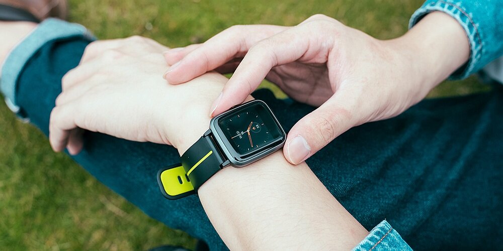Smartwatch ULEFONE Watch GPS ekran bateria czujniki zdrowie sport pasek ładowanie pojemność rozdzielczość łączność sterowanie krew puls rozmowy smartfon aplikacja