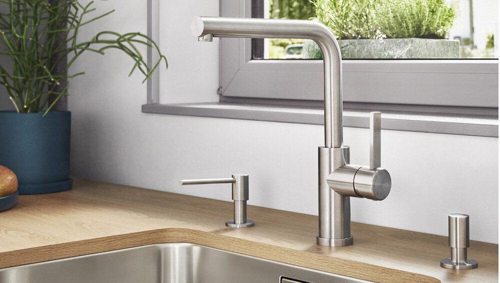 Bateria BLANCO Lanora-F 526179 Stal szczotkowana lifestyle kuchnia widok bok kolor Kawowy chrom zlewozmywak blat dekoracje kuchenne