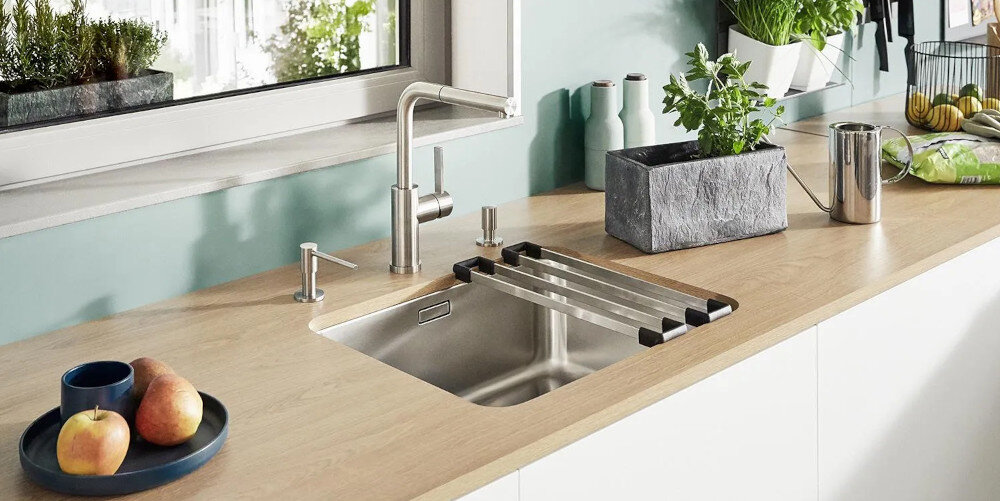 Bateria BLANCO Lanora-S-F 526180 Stal szczotkowana lifestyle kuchnia widok bok kolor Kawowy chrom zlewozmywak blat dekoracje kuchenne