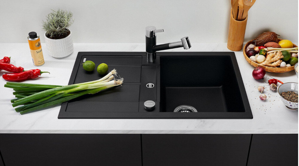 Bateria BLANCO Tivo-S 526279 czarny chrom wizualizacja lifestyle bateria kolor delikatny biały kuchnia dekoracje blat