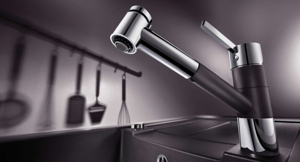 Bateria BLANCO Tivo-S 526279 czarny chrom wizualizacja lifestyle kuchnia dekoracje blat wylewka obrotowa bateria kolor delikatny biały Jednodźwigniowa obracana wygoda komfort