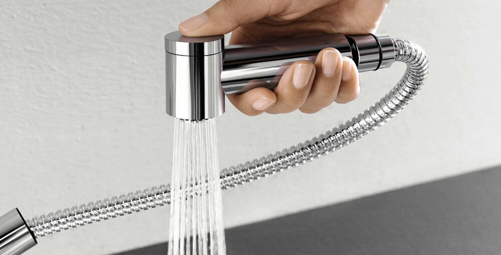 Bateria BLANCO Tivo-S 526279 czarny chrom wizualizacja lifestyle kuchnia dekoracje blat obracana wylewka 120 stopni kąt wyciągana pełen zakres wygoda komfort