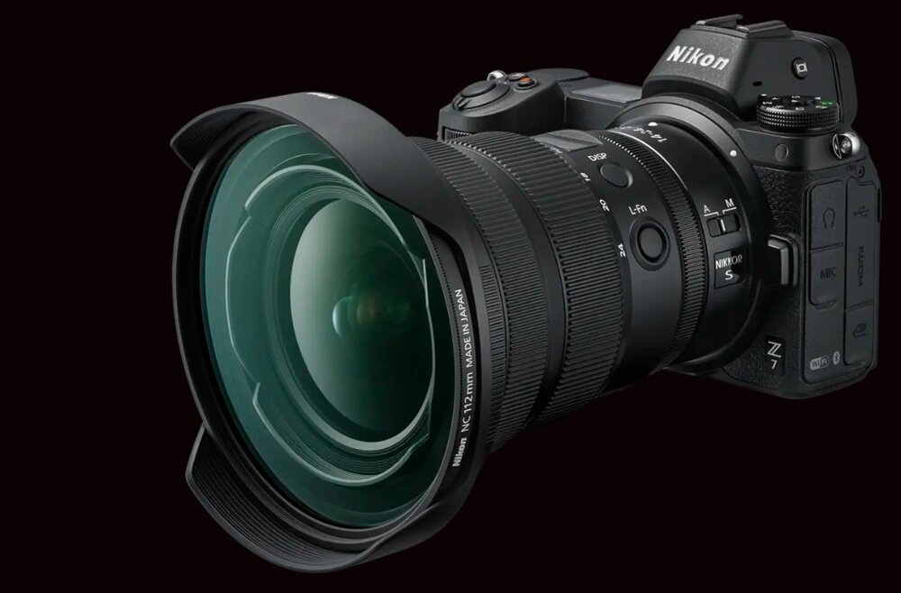 Obiektyw NIKON Nikkor 14-24 mm f-2.8 S z nakręconym filtrem