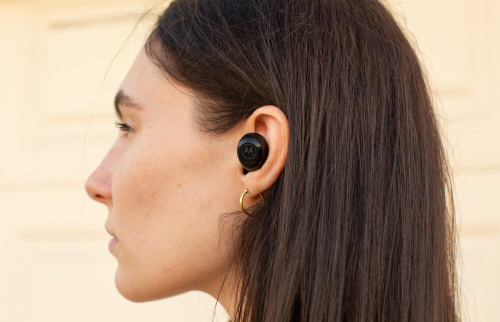 Słuchawki douszne MOTOROLA Moto Buds Charge dźwięk Hi-Fi membrana filmy muzyka czas pracy akumulator ładowanie smartfon klasa odporności IPX5 asystent głosowy